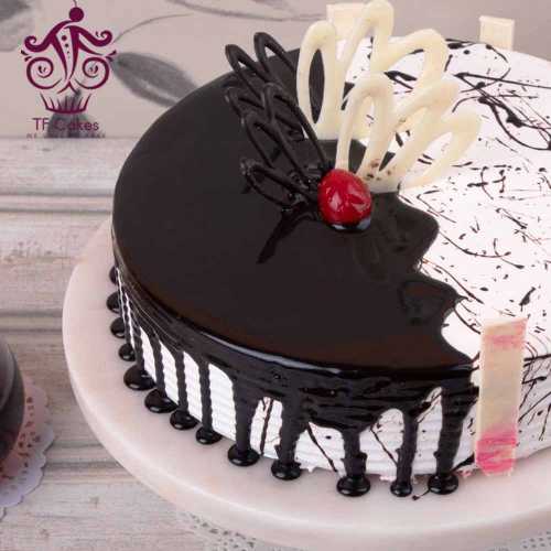 Chocolate Strawberry Fusion Cake | bakehoney.com